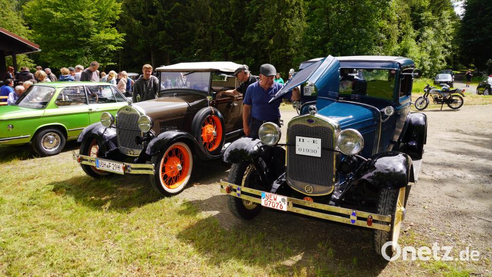 Die Fahrzeuge der tschechischen Sascha-Kolowrat-Oldtimer-Rallye machen an der OWV-Skihütte Waldthurn Pause. Mit dabei der Waldthurner Dieter Malzer (rechts) und sein Kollege Ludwig Eger (Mitte) mit seinem Enkel Erik (links). Bild: fvo