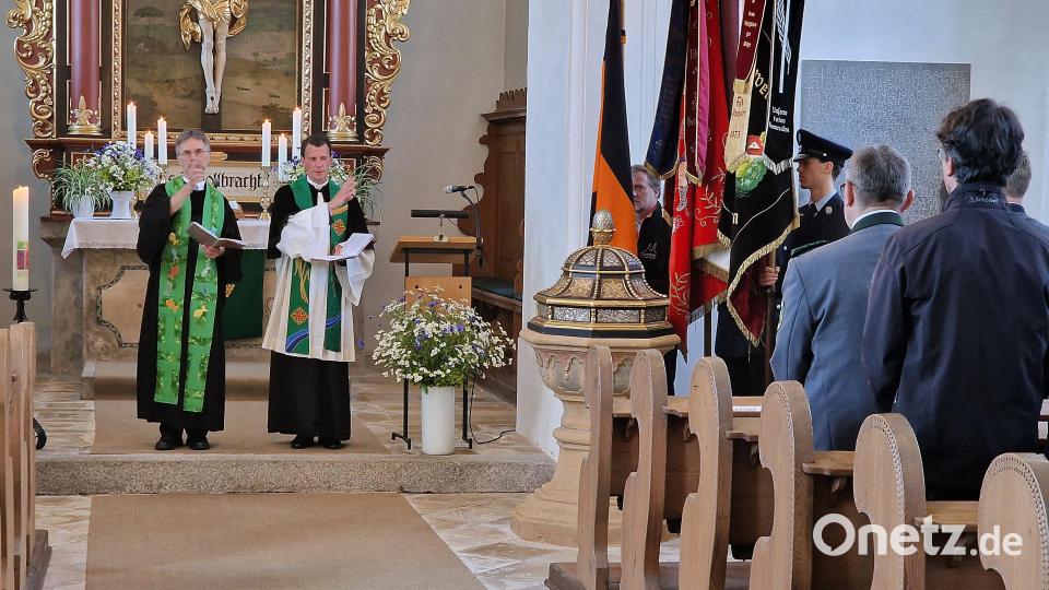 Pfarrer Andreas Ruhs und Thomas Kohlhepp segnen die Kirchenbesucher des Jubiläumsgottesdienstes. Bild: R. Kreuzer