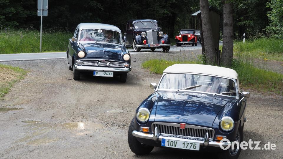 Fahrzeuge der tschechischen Kolowrat-Oldtimer-Rallye bei der Einfahrt zur Waldthurner Skihütte an der Neuenhammerstraße. Bild: Horst Pleyer