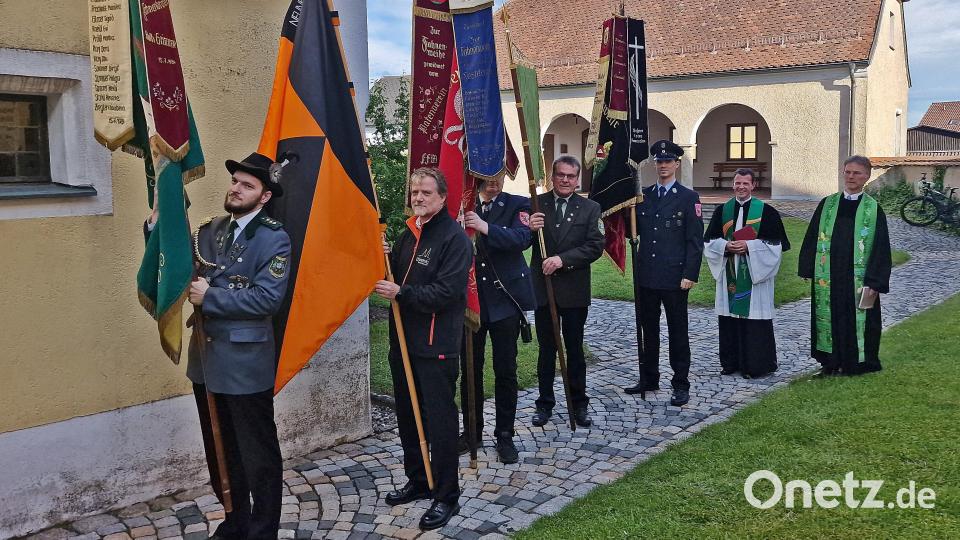 Die Fahnenabordnungen ziehen mit den Geistlichen zur evangelischen Pfarrkirche Dionysius in Neunkirchen. Bild: R. Kreuzer