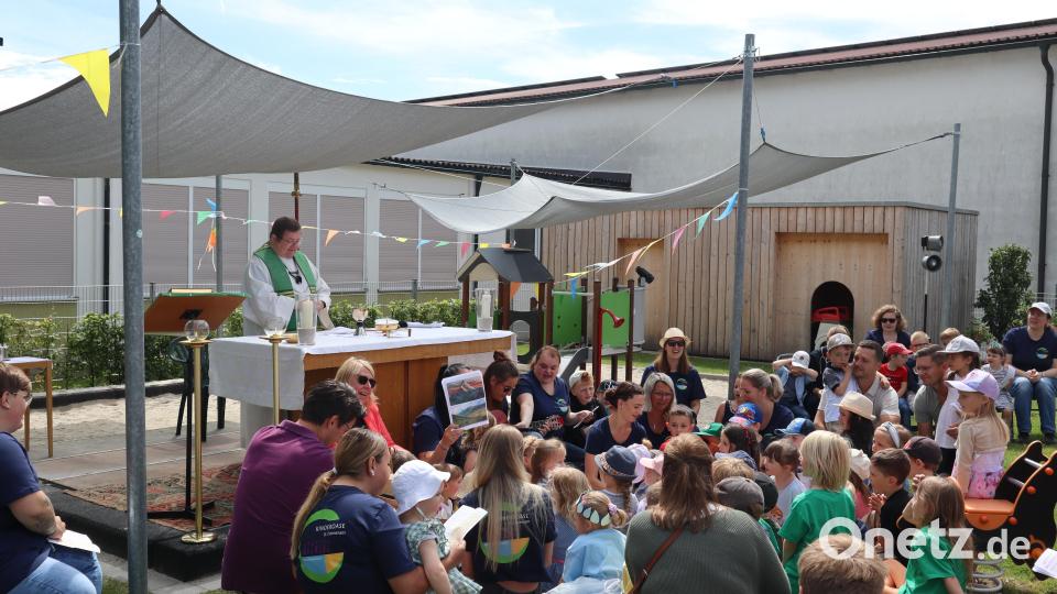 Zum Abschluss des Gottesdienstes singen alle Kinder der Kinderoase St. Emmeram gemeinsam vor dem Altar. Bild: wrm