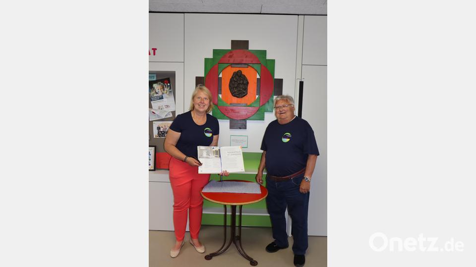 Die aktuelle Leitung Petra Kunz-Wallerer und Kirchenpfleger der Pfarrei Windischeschenbach Bertwin Fleck im Eingangsbereich der Kinderoase St. Emmeram. Bild: wrm