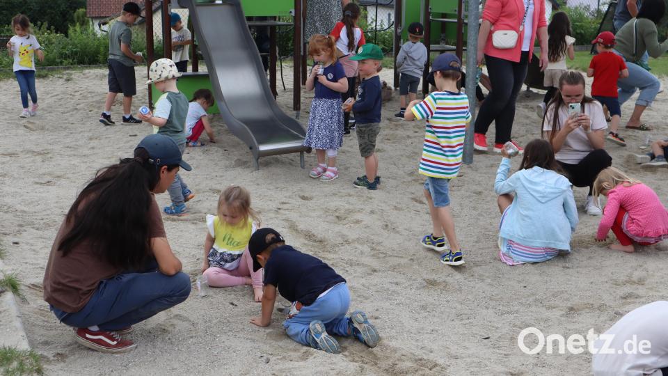 Buntes Treiben im Sandkasten am Spielplatz der Kinderoase St. Emmeram bei der &quot;Gold-Suche&quot;. Bild: wrm