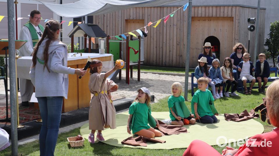 Im Festgottesdienst veranschaulicht die Sonnengruppe die Predigt: Unsere Talente müssen wachsen - wie ein Samenkorn. Bild: wrm