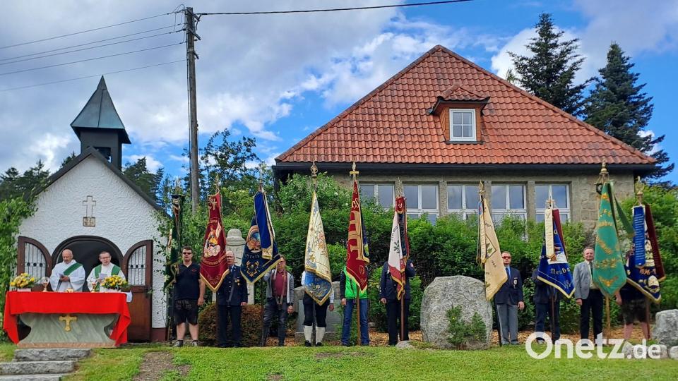 Auch die Vereine mit Fahnenabordnungen kamen zum Gottesdienst an der Kapelle. Bild: gis/exb