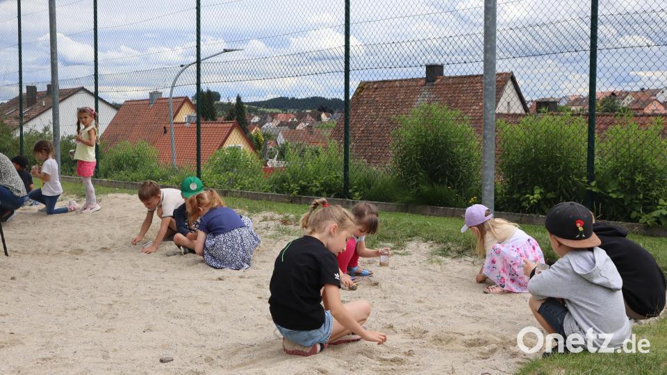 Buntes Treiben im Sandkasten am Spielplatz der Kinderoase St. Emmeram bei der &quot;Gold-Suche&quot;. Bild: wrm