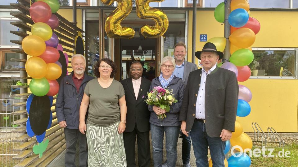 Ehrung für Agnes Haindl (mit Blumenstrauß): Walter Jokiel, Ulrike Schießlbauer, Pfarrer Moses Gudapati, Bürgermeister Alwin Märkl und Kirchenpfleger Franz Weiß (von links) gratulierten. Bild: gri