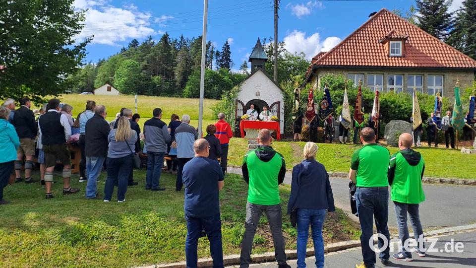 Zum Gottesdienst an der Kapelle kamen viele Gläubige und Vereine mit Fahnenabordnungen. Bild: gis/exb