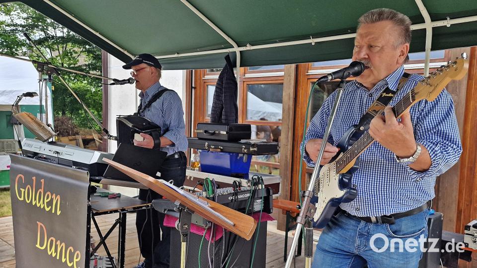 Das Duo „Golden Dance“ sorgt für musikalische Unterhaltung bei Familien- und Gartenfest der EAW Siedler. Bild: R. Kreuzer