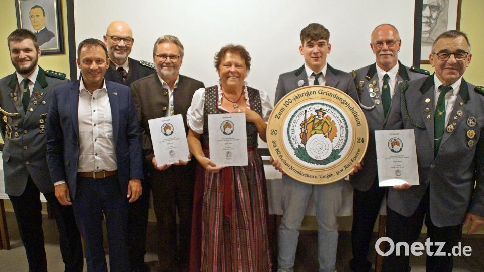 Die langjährigen Mitglieder der SG &quot;Freiheit Neunkirchen&quot; mit OB Jens Meyer (Zweiter von links) von links: Stefan Poß, Wolfgang Weiß, Albert und Anita Eger, Nico Sperrer, Jochen Lenkeit und Albert Riedl mit Jubiläumsscheibe. Bild: R. Kreuzer