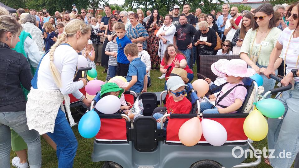 Die Kinder werden für die Aufführungen in Startposition gebracht. Bild: jua