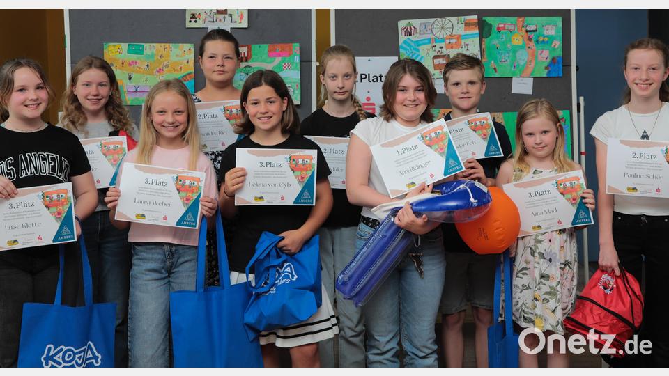 Ihre Bilder gefielen der Jury besonders gut (von links): Die Preisträger des Malwettbewerbs, Luisa Klette, Leni Metz, Laura Weber, Alexandra Riel, Helena von Eyb, Ida Müller, Anni Ridinger, Alexander Foh, Alina Maul und Pauline Schön wurden ausgezeichnet. Bild: Wolfgang Steinbacher