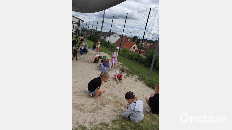 Buntes Treiben im Sandkasten am Spielplatz der Kinderoase St. Emmeram bei der &quot;Gold-Suche&quot;. Bild: wrm