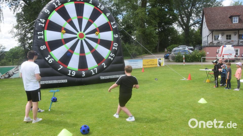 Ein große Dartscheibe an die sich der geschossene Ball anheftet. Bild: fz
