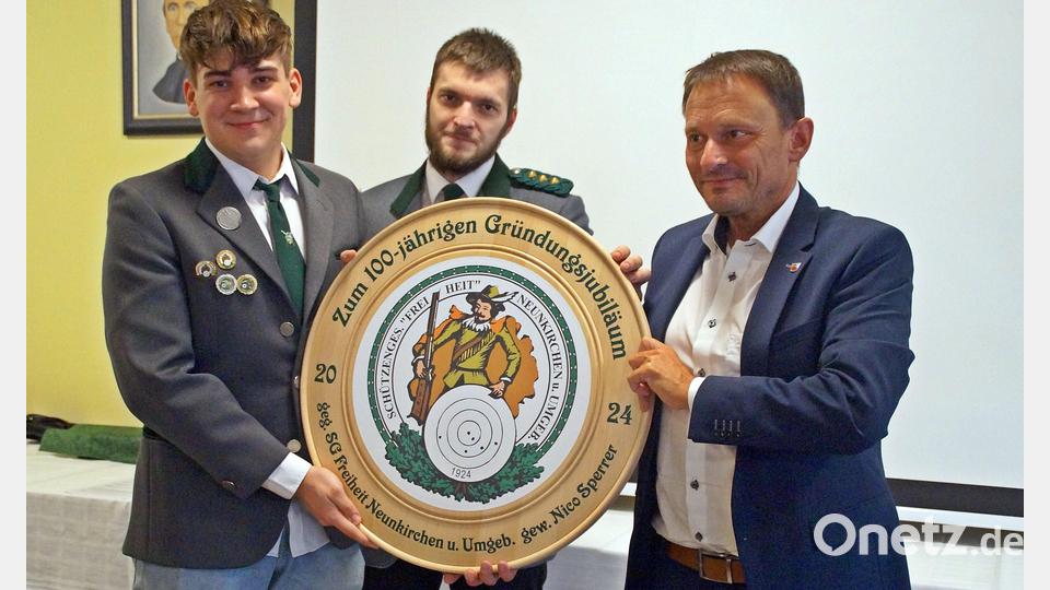Nico Sperrer (links) nimmt die Jubiläumsscheibe von Stefan Poß (Mitte) und Oberbürgermeister Jens Meyer entgegen. Bild: R. Kreuzer