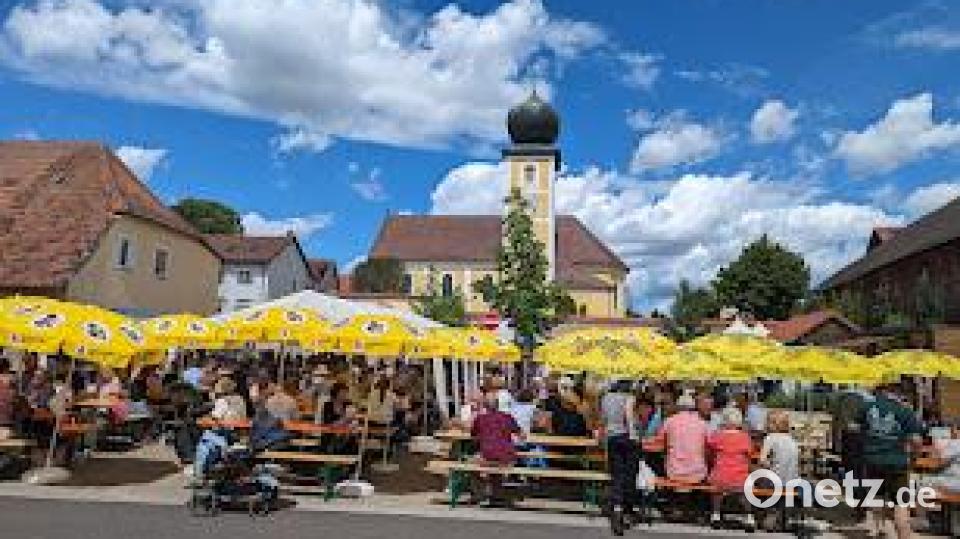 Von herrlichen Wetter begünstigt ist das Pfarrfest in Poppenricht. Bild: Regina Probst/exb