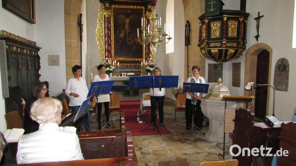 Die Geschwister Wiesner sowie Renate Buchfelder und Gisela Prölß sorgten mit Musik, Gesang und Texten für eine besinnliche Stunde. Bild: sei