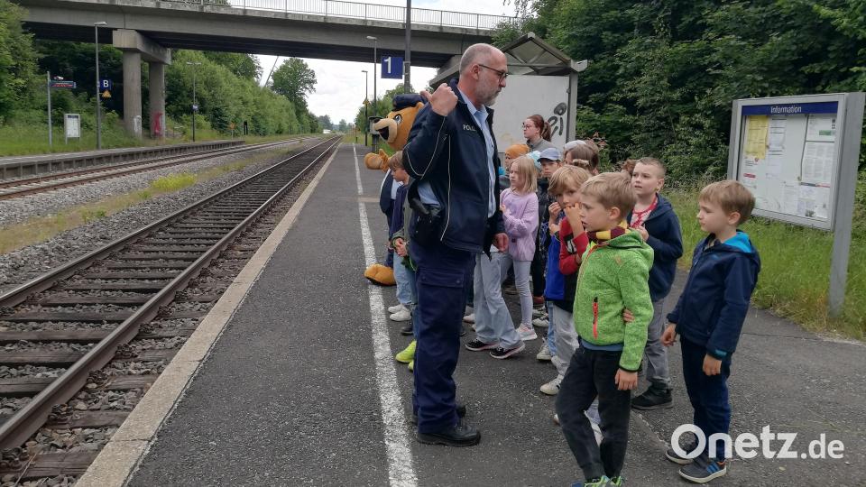 Polizeihauptkommissar Josef Prill leitete das Bahnsicherheitstraining für die Waldershofer Schüler. Bild: Natalie Seele/exb