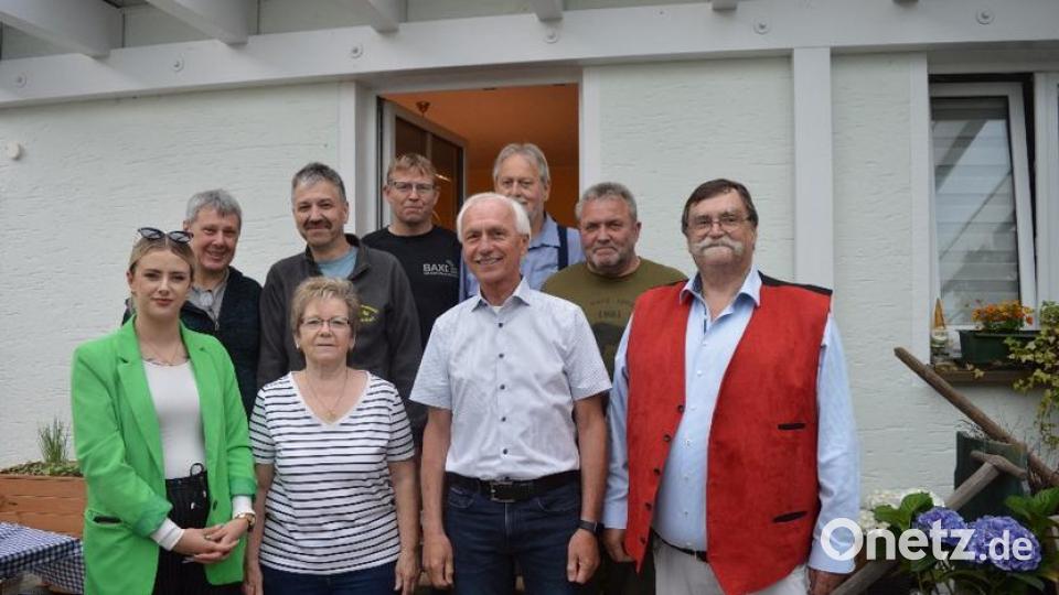 Zum Tag der offenen Stalltür bei Konrad Weiß (vorne, rechts) und Elisabeth Weiß (vorne, Zweite von links) schauten Bürgermeister Peter König (vorne, Zweiter von rechts) und Marian Rosenberger (links) sowie Hubert Heindl, Siegbert Rauch und Harald Söllner (zweite Reihe von rechts) sowie Helmut Haas und Michael Sturm (dritte Reihe von rechts) vorbei. Bild: Konrad Weiß/exb
