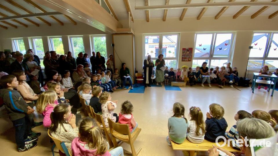 Mit einer kindgerechten Andacht feierte der Kindergarten St. Walburga in Lintach sein 25-jähriges Bestehen. Bild: gri