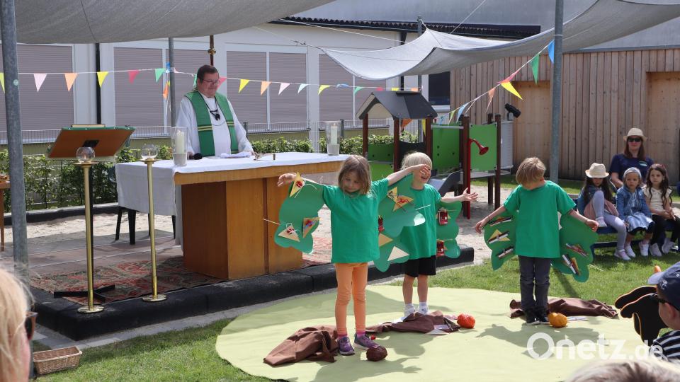Im Festgottesdienst veranschaulicht die Sonnengruppe die Predigt: Unsere Talente müssen wachsen - wie ein Samenkorn. Bild: wrm
