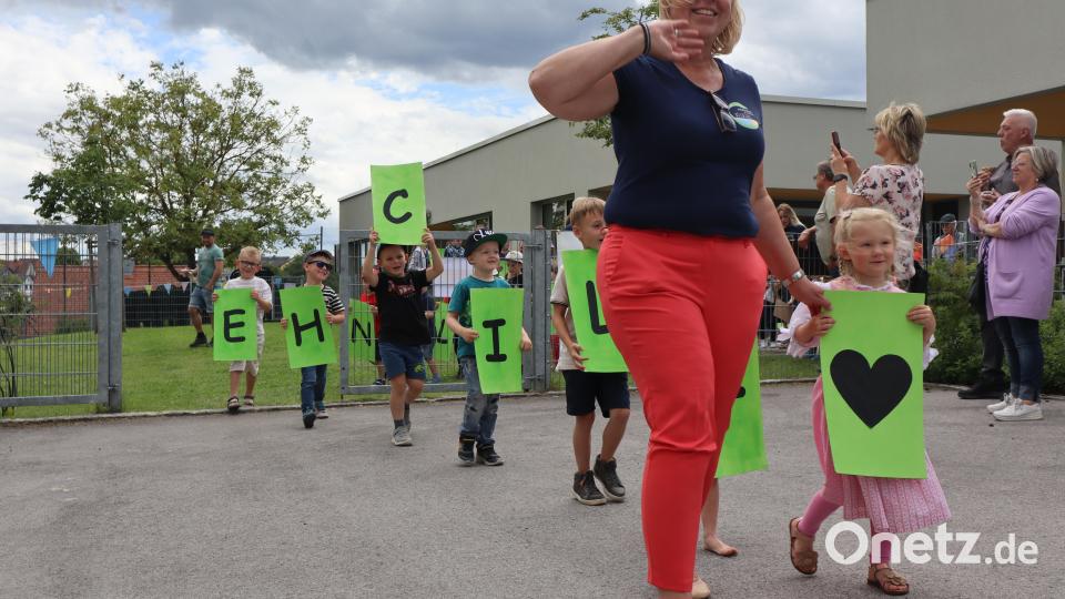 Beim Festzug tragen alle Kinderoasenkinder Buchstaben durch die Menge: Glückwünsche an den Kindergarten St. Emmeram. Bild: wrm