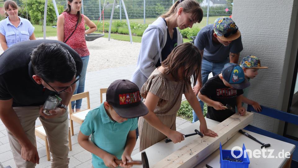 Verschiedene Aktivitäten und Angebot für die Kinder am Nachmittags: Hämmern, Zaun-Drachen flechten, Hüpfburg springen oder Goldsuche. Bild: wrm
