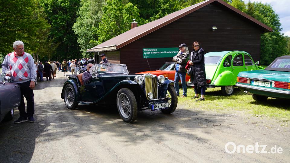 Nach einer Pause verlassen die Fahrzeuge der tschechischen Sascha-Kolowrat-Oldtimer-Rallye den Parkplatz. Bild: fvo
