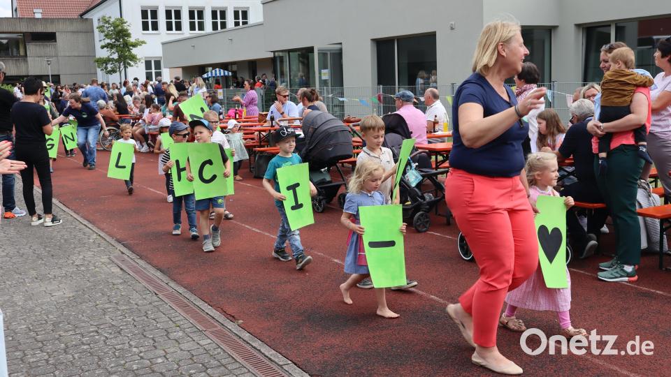 Beim Festzug trugen alle Kinderoasenkinder Buchstaben durch die Menge: Glückwünsche an den Kindergarten St. Emmeram. Bild: wrm