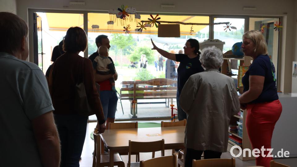 Bei Führungen durch die Gruppenräume der Kinderoase St. Emmeram darf man diese auch selbstständig erkunden und kennen lernen. Bild: wrm