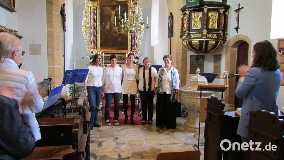Viel Beifall erhielten Ute, Katrin, Ellke Wiesner, Gisela Prölß und Renate Buchfelder (vn links) für ihre Lieder, Musik und Texte in der evangelischen Kirche. Bild: sei
