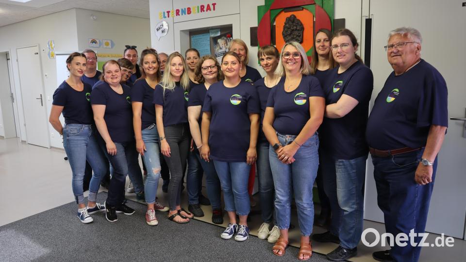 Das aktuelle Team der Kinderoase St. Emmeram mit Kirchenpfleger der Pfarrei Windischeschenbach Bertwin Fleck (links) und Pfarrer Hubert Bartel (2.v.l.) Bild: wrm