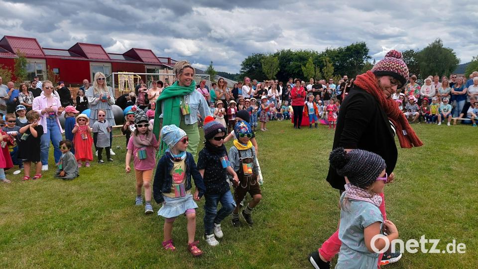 Mit Mütze und Schal bei der Modenschau - die dunklen Wolken lassen grüßen. Bild: jua
