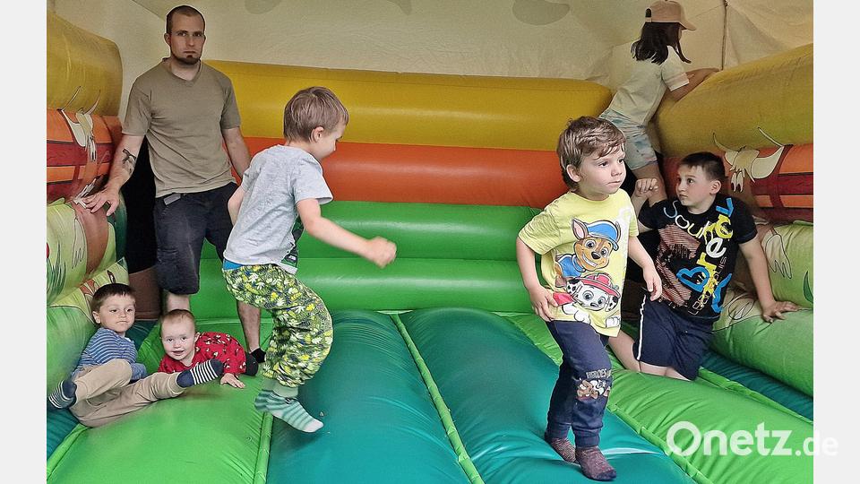 Aktivitäten für die Kinder wie eine Hüpfburg werden gerne angenommen. Bild: R. Kreuzer