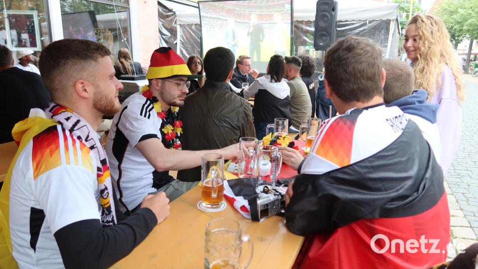 Egal, ob Leinwand oder Fernseher: Public-Viewing ist auch in Weiden sehr beliebt. Die Fußballfans fiebern beim ersten Spiel der deutschen Nationalmannschaft ordentlich mit. Bild: Kunz