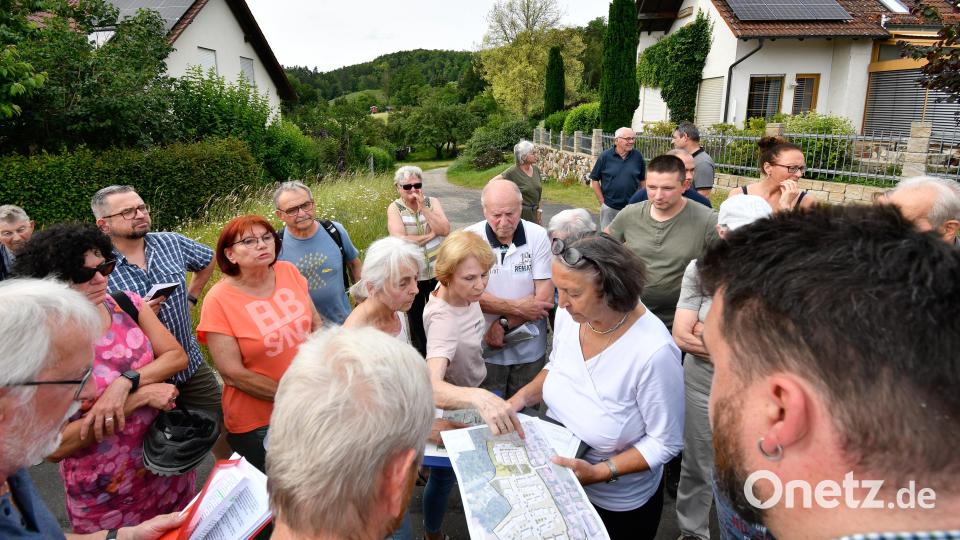 Bürgermeister Stefan Frank (rechts) und Stadtbaumeisterin Schöllhorn (mit Karte) stellten sich den Fragen der Sauerzapfstraßen-Anlieger. Eine Erschließung des Wohngebietes "Katzenberg Nord" in zwei Abschnitten, um mehr Zeit für Untersuchungen zu gewinnen, sei aus wirtschaftlichen Gründen nicht sinnvoll. Bild: Petra Hartl