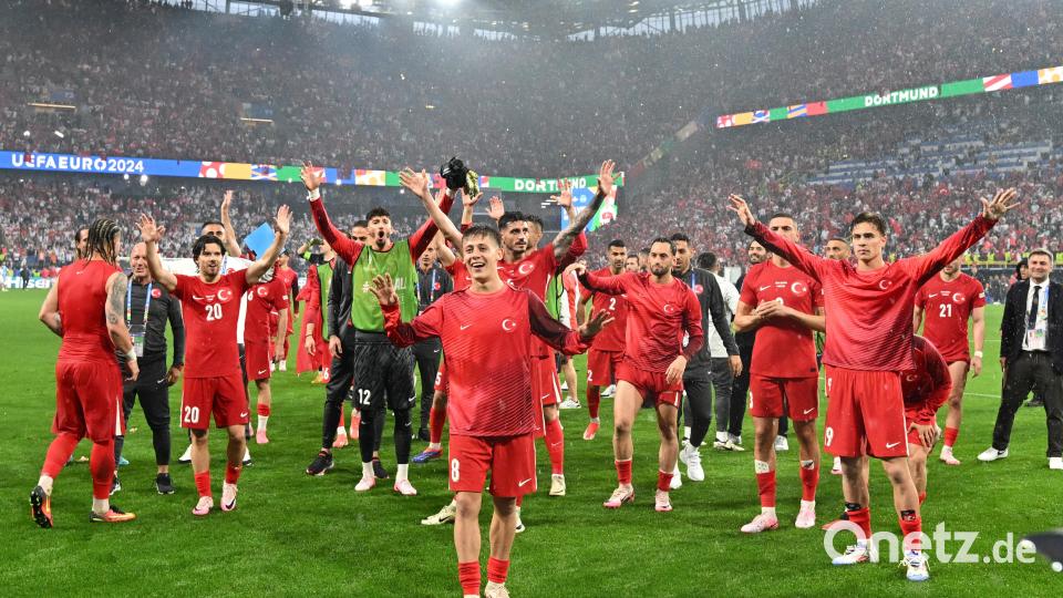Die türkischen Spieler feiern im Dortmunder Stadion mit ihren Fans. Bild: Bernd Thissen/dpa