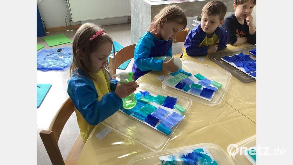Zur Themenwoche &quot;Wasser&quot; im Kinderhaus Mobile in Kulmain gestalteten die Buben und Mädchen Wasserbilder. Bild: Kinderhaus Mobile Kulmain/exb