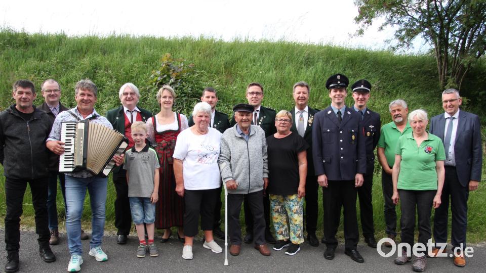 Jubilar Horst Scholz mit seiner Ehefrau Hildegard (Mitte) und den Kindern sowie Vertretern der Vereine und Bürgermeister Franz Schöner (rechts). Bild: kro