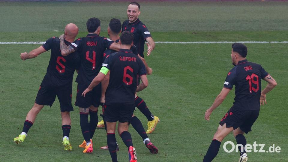 Gjasula trifft dann aber auch ins kroatische Tor: Albaniens Spieler jubeln über das Tor zum 2:2. Bild: Jens Büttner/dpa