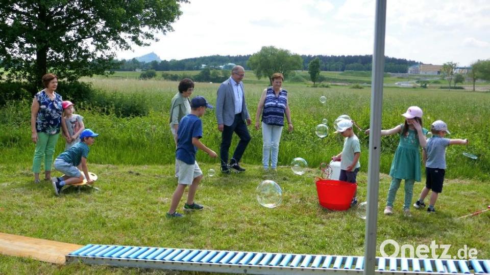 Die Rollenbahn des Kinderschutzbundes und die Riesenseifenblasen zogen die Kinder magisch an. Bild: Marion Wolfram/exb