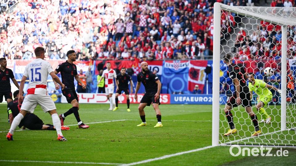 Albaniens Klaus Gjasula (4vl) bugsiert den Ball ins eigene Tor zur kroatischen 2:1-Führung. Bild: Sina Schuldt/dpa