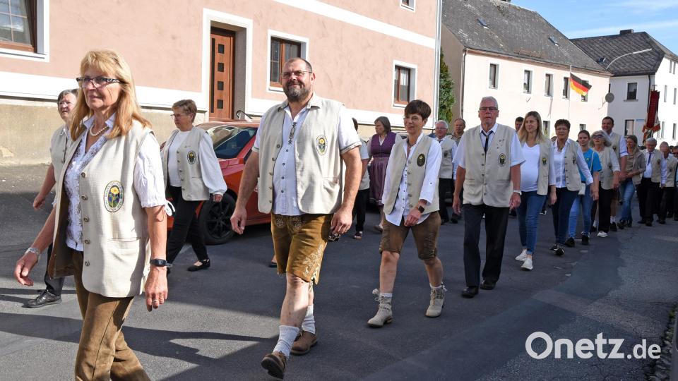Sein 50-jähriges Bestehen feierte der Oberpfälzer Waldverein Beidl am vergangenen Wochenende. Hier im Bild der Jubelverein mit Vorsitzenden Martin König beim Kirchenzug. Bild: Rudi Gebert/exb