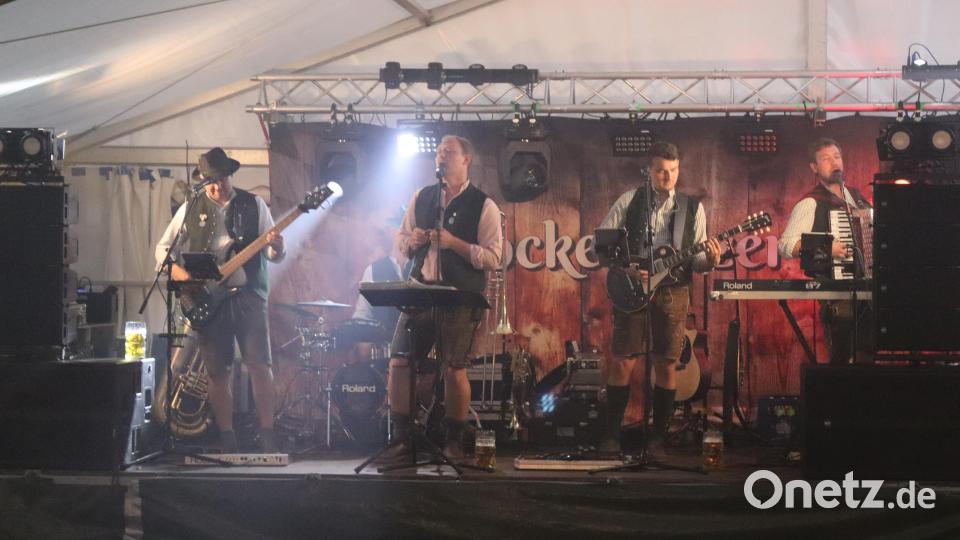 Die Stockerholzer Buam begeisterten mit fetziger Musik beim Festbetrieb am Samstag. Bild: mrr