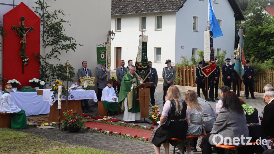 Pfarrer Slawomir Niemczewski zelebriert den Festgottesdienst. Bild: mrr