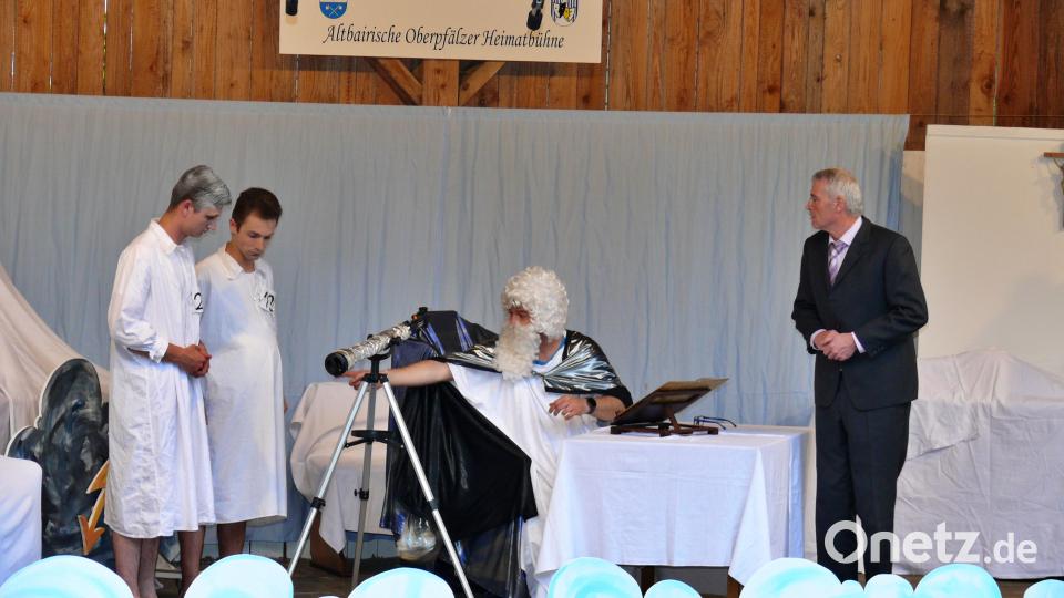 Hans Burgstaller (Hans-Jürgen Pirner, rechts) ) an der Himmelspforte: Dort trifft er auf Petrus (Christian Hirsch) und die beiden Engel (Ben Luber und Marco Pirner). Bild: hdk