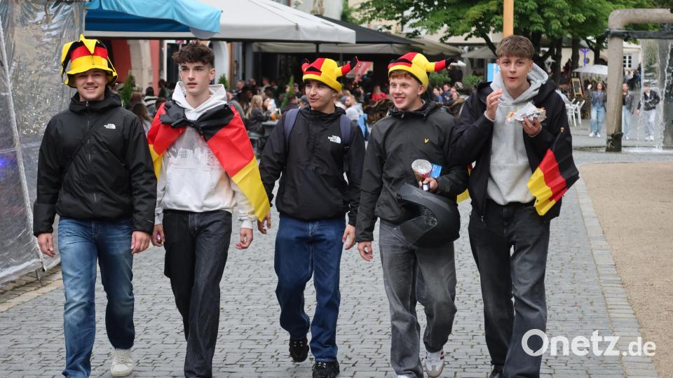 Die passende Fan-Ausstattung darf natürlich nicht fehlen. Zur Europameisterschaft in Deutschland werden auch Fahnen, Hüte und Co. rausgekramt. Bild: Kunz