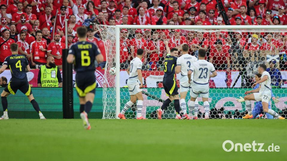 Scott McTominay (l) sorgte zunächst für das 1:0 für Schottland. Bild: Rolf Vennenbernd/dpa