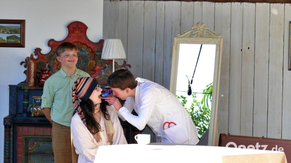 Die Jugendgruppe spielt das Stück &quot;Die eingebildete kranke Frau&quot; (von links): Julian Müller, Tabea Pirner und Laurenz Brunner. Bild: hdk