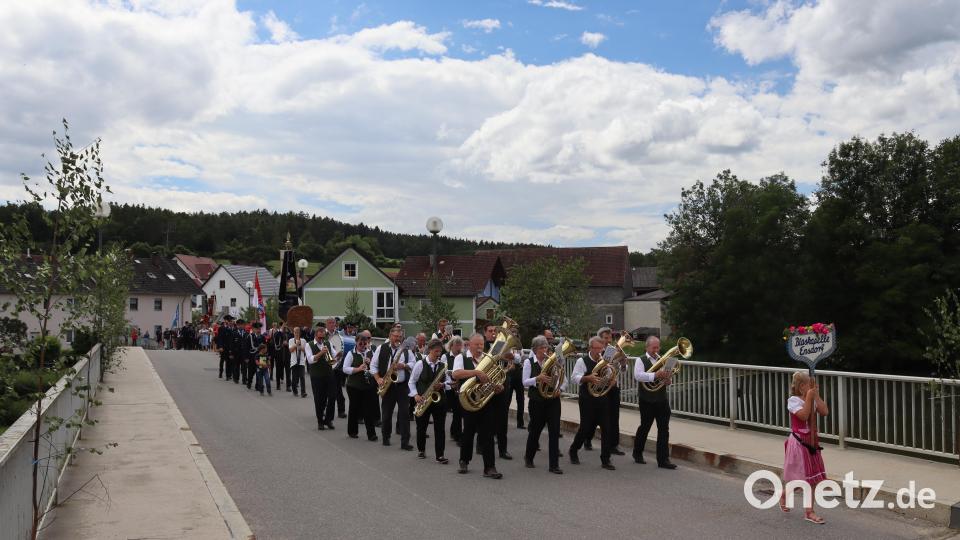 Die Blaskapelle Ensdorf (im Bild) gab mit der Blaskapelle St. Georg Rieden den Takt vor beim Festzug durch Wolfsbach. Bild: mrr